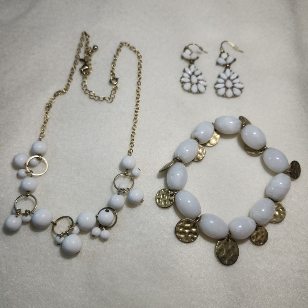 Elegant Gold and White Jewelry Set